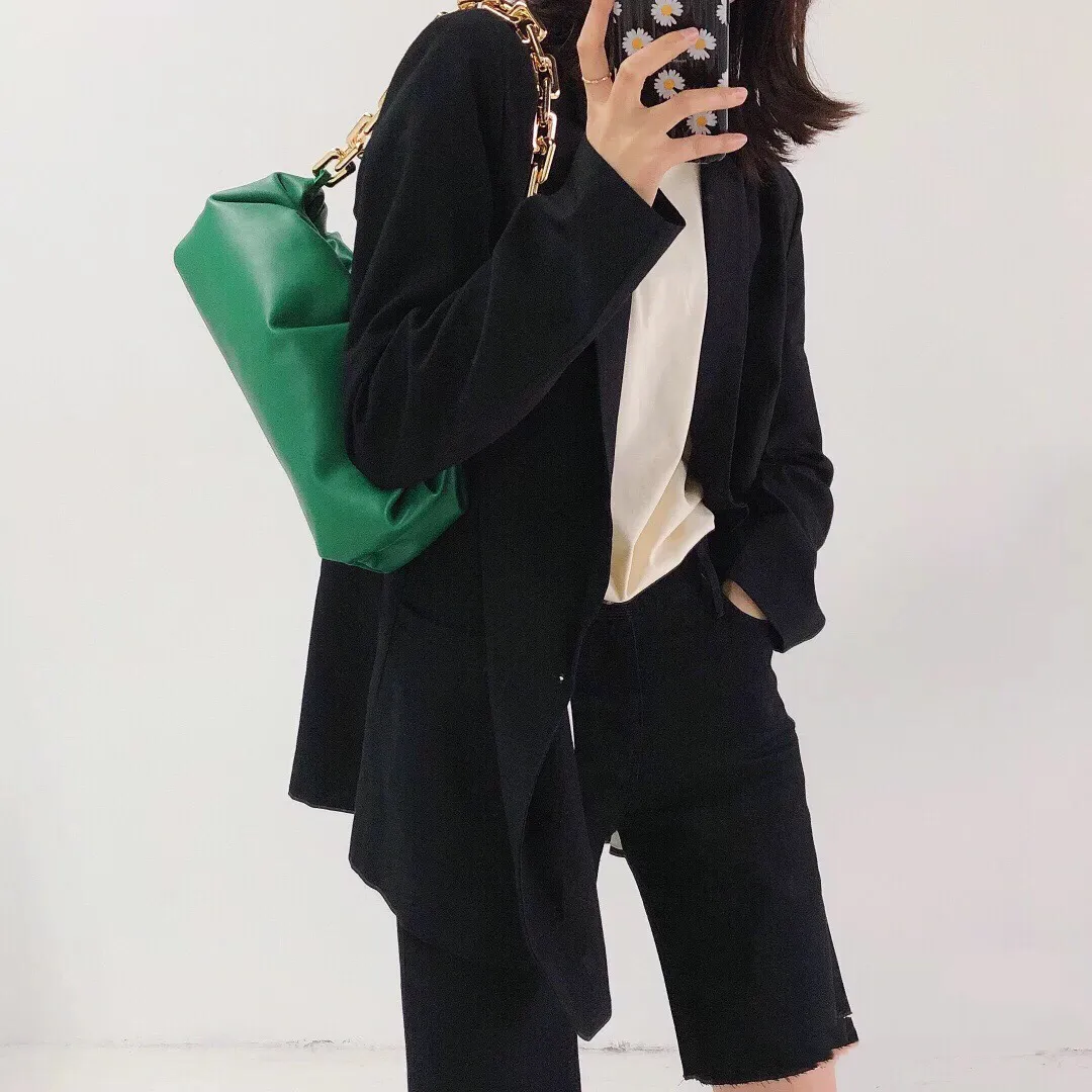 THE CHAIN ​​POUCH This season's wild green brings a retro aristocratic style